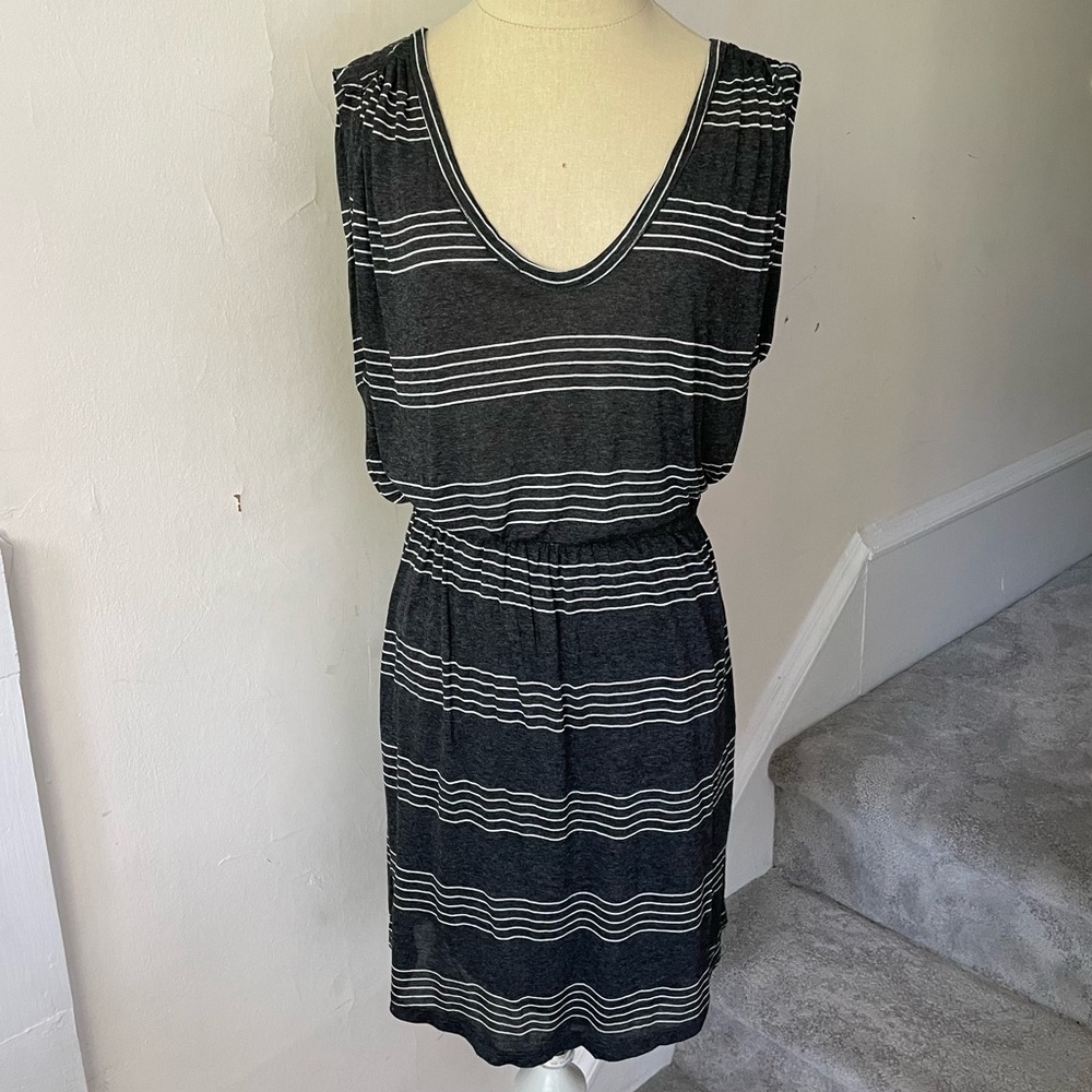 Soft Joie Gray Striped Rayon Blouson V-Neck Dress EUC Size Small Style H14-30371